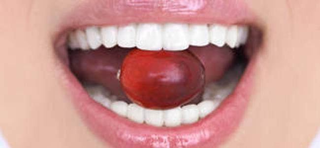 العنب قادر على تقوية الأسنان وحمايتها من الإصابة بالتسوس