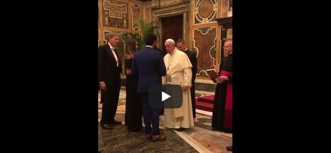 بالفيديو: نائب يطلب يد حبيبته أمام البابا
