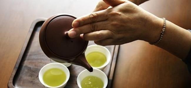 ما سبب التبول الكثير بعد شرب الشاي الأخضر؟ 