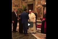 بالفيديو: نائب يطلب يد حبيبته أمام البابا