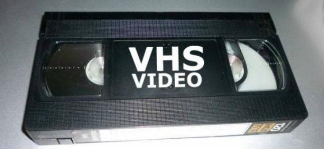 هل تملك أشرطة فيديو VHS لهذه الأفلام الـ 25؟ ستجني الكثير من المال!