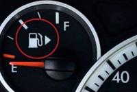 ماذا يعني رمز المثلث الصغير الموجود قرب مؤشر البنزين في السيارة؟