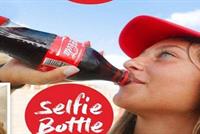 كوكا كولا تطلق زجاجة جديدة مجهزة بكاميرا سيلفي!